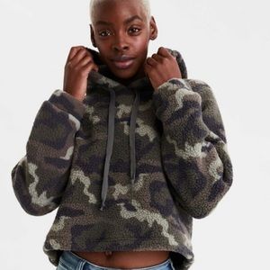AE FUZZY SHERPA CAMO PRINTED CROPPED HOODIE SWEATSHIRT LARGE NWT